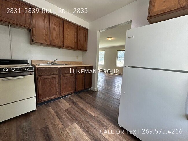 Foto del edificio - 2831-2839 Gull Rd-2833