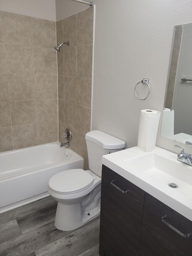 Foto del edificio - Hialeah- Beautifully Remodeled Single-Story Condo 3-Bedroom Home Near UNLV & Airport