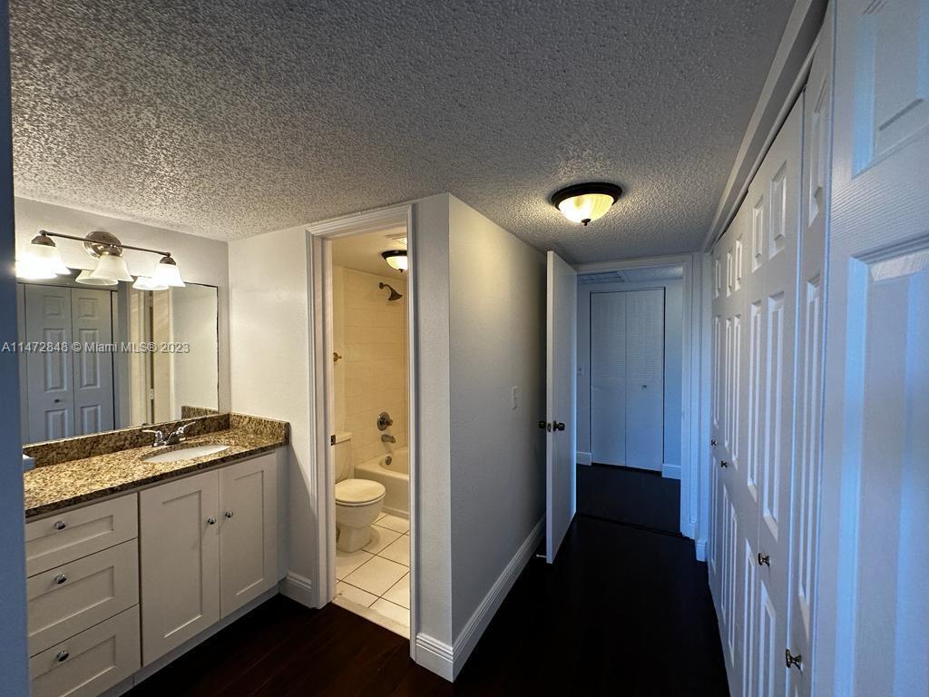 Building Photo - 9441 Evergreen Pl