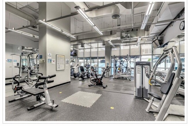 Foto del edificio - 655 W Irving Park Rd
