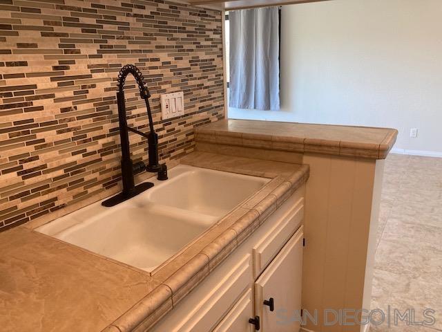 Building Photo - 811 W Nutmeg St