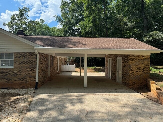 Building Photo - Cute and Spacious Brick Ranch Eastside Hom...