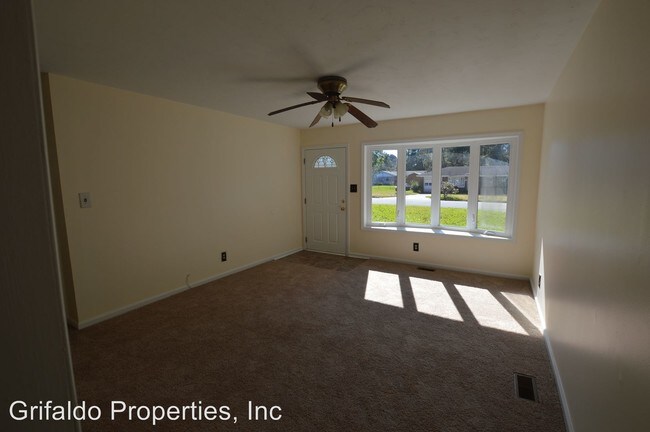 Building Photo - 102 Pineview Rd