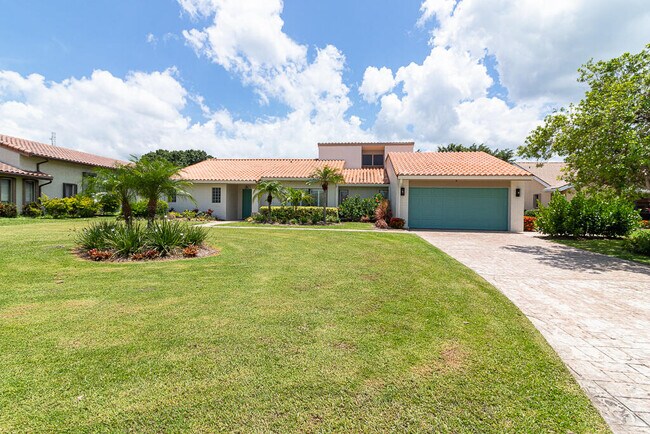 Building Photo - 2385 SW Creekside Dr