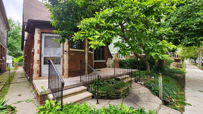 Building Photo - 861 Beaconsfield Ave