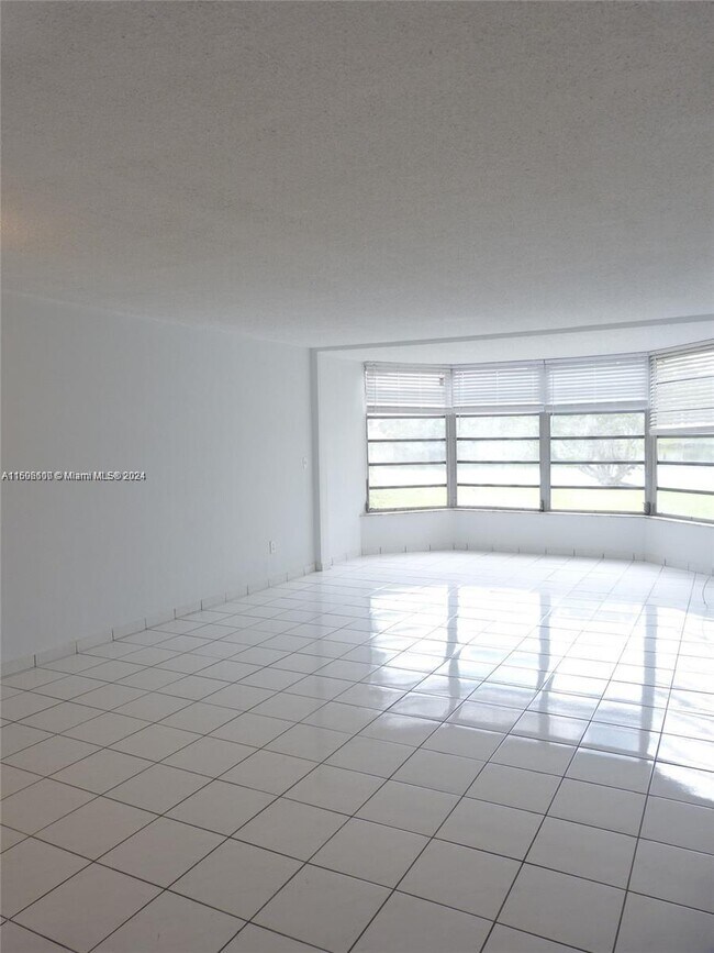 Foto del edificio - 1302 NE 191st St