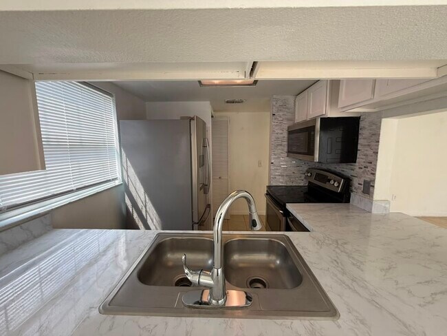 Foto del edificio - 833 Caribbean Dr
