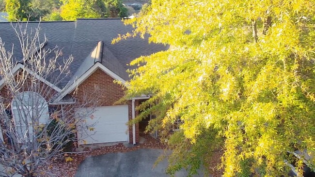 Building Photo - Pelham Townhouse one level 2 Bedrooms / 2 ...