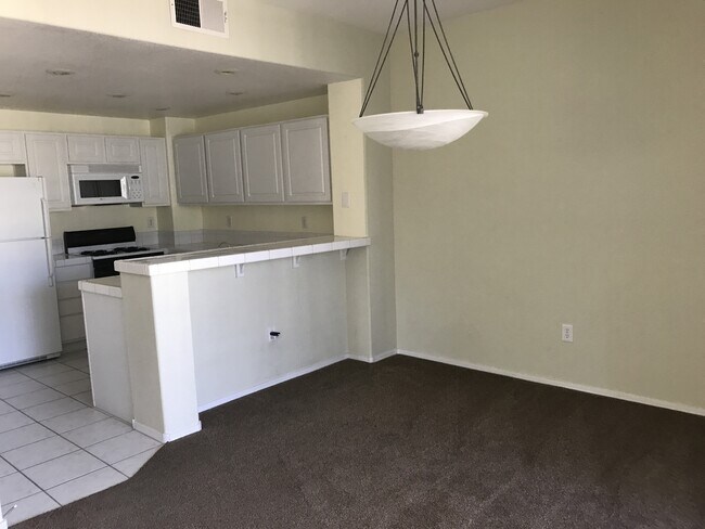 Foto del edificio - Spacious 2 Bedroom condo near Red Rock Casino