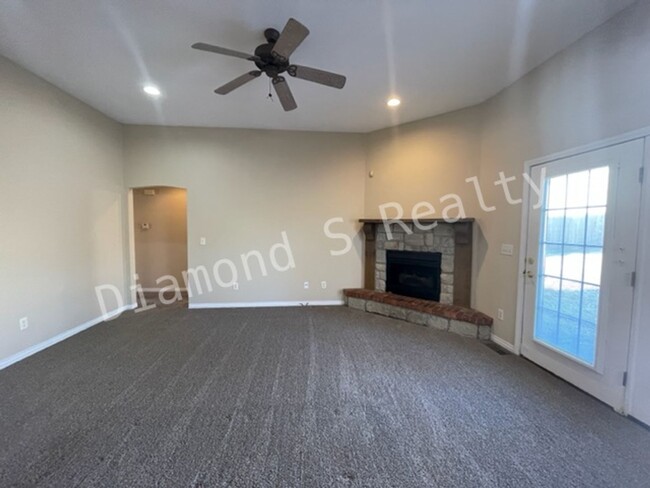 Building Photo - Lovely 3 bedroom home available!  Sequiota...