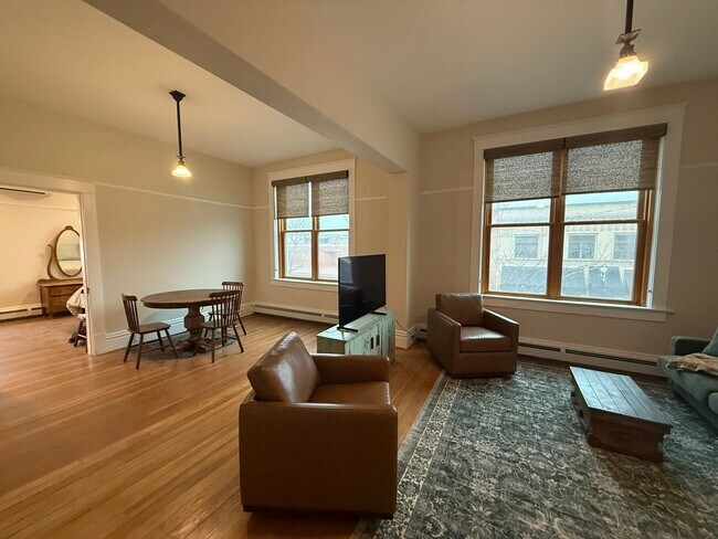 Foto del edificio - Stunning 2-Bedroom Downtown Hamilton Apartment — Modern Comfort Meets Historic Charm