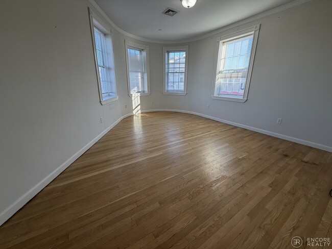 Foto del edificio - 4 Bishop Allen Dr