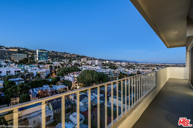 Foto del edificio - 838 N Doheny Dr