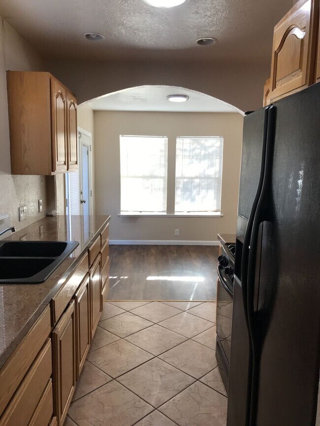 Foto del edificio - Nice 2 Bed 1 Bath House in Oakland - COMIN...