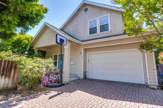 Building Photo - Awesome Home Located in a Quiet Tree Line Neighborhood