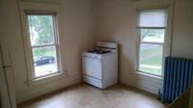 Foto del edificio - Charming 2-Bedroom Apartment in Cedar Falls – Great Location!