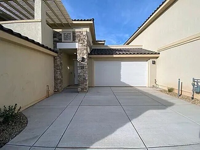 Building Photo - Newer home in Ivins! Great views!