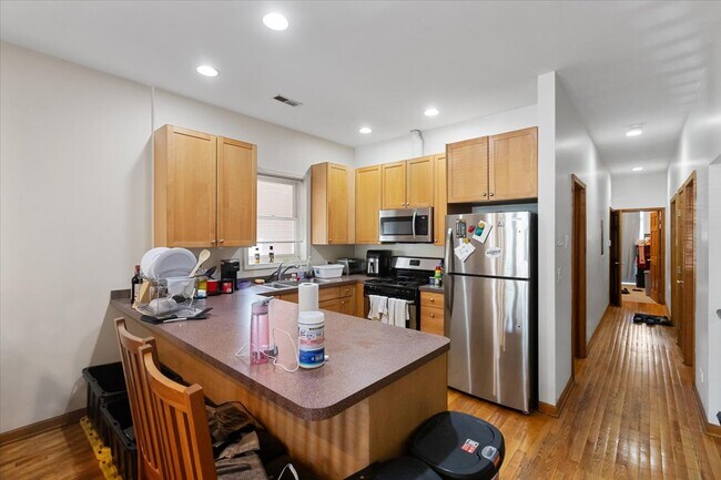 Foto del edificio - 2338 N Greenview Ave