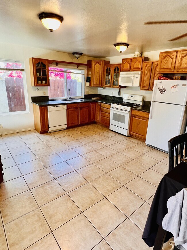 Foto del edificio - 1464 Larwood Rd