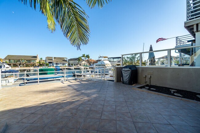Foto del edificio - Stunning Waterfront Townhome in Huntington Beach!