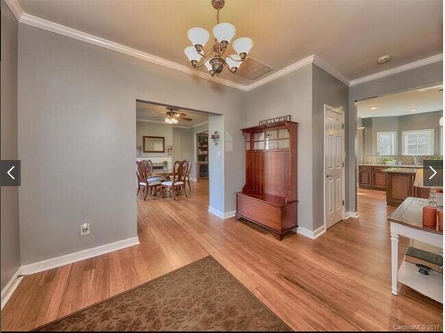 Foto del edificio - Huntersville, 2-Story Stone Front Traditio...