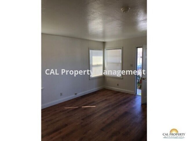 Building Photo - Cute 1 Bedroom Duplex in North Salinas
