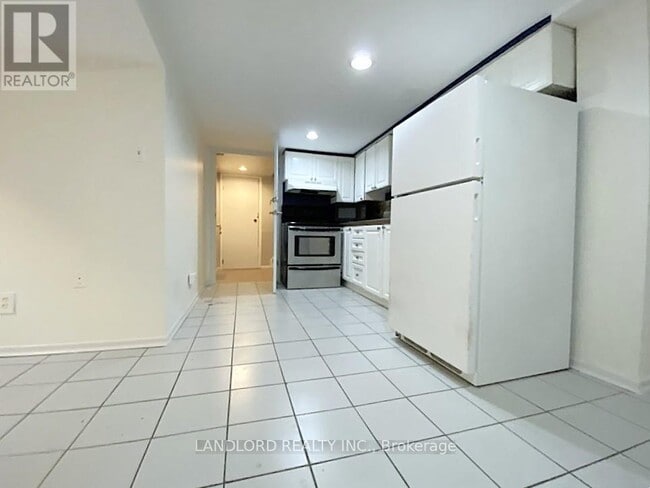 Building Photo - 92 Holwood Ave