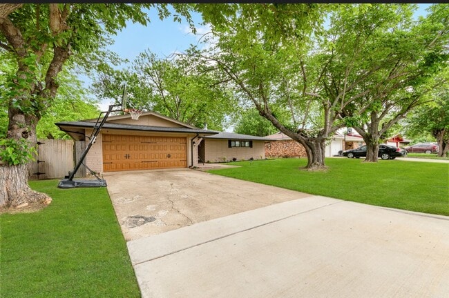 Building Photo - 1703 Monaco Dr