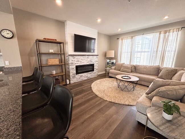 Building Photo - 821 Roselyn Dr