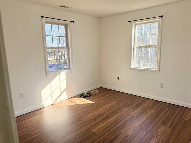 Foto del edificio - 136 Eastford Rd