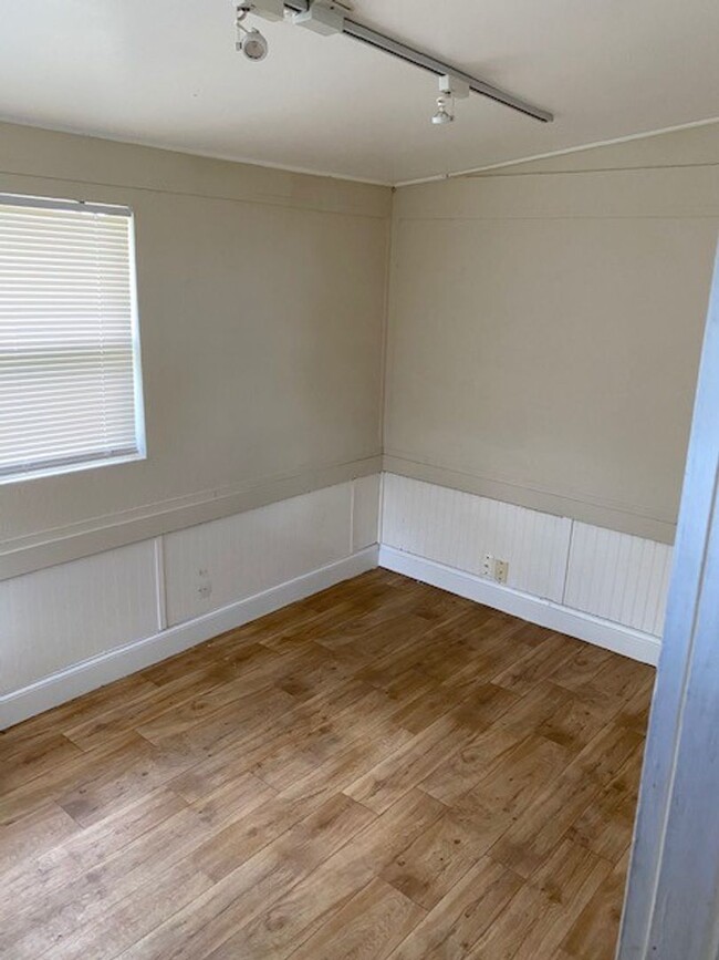 Building Photo - One bedroom with additional bonus room and...