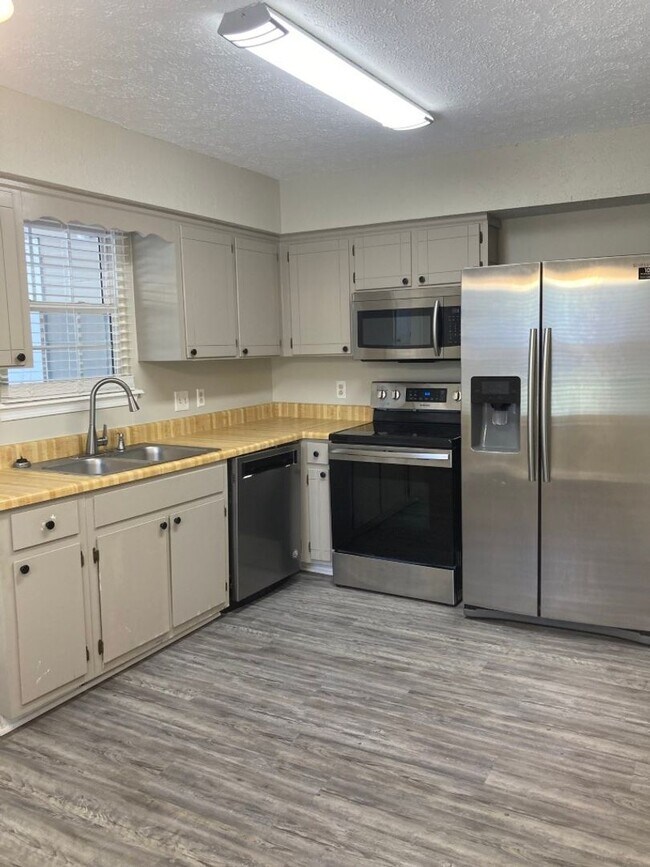 Foto del edificio - $500 off this Cute Townhome.  Move in by 08/15/2026