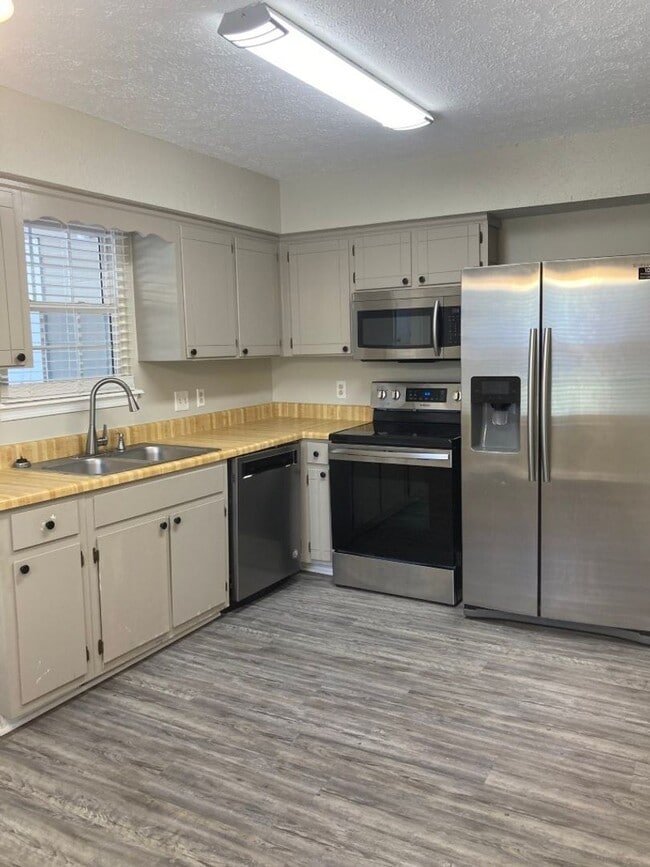 Building Photo - $500 off this Cute Townhome.  Move in by 1...