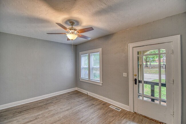 Foto del edificio - Newly Remodeled Campus Property! Lawn Care Included!