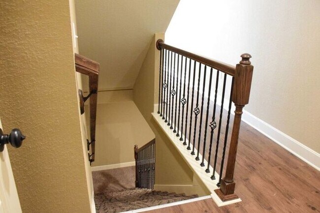 Building Photo - 3Bd/3.5Ba Townhome & 2-Car Garage!