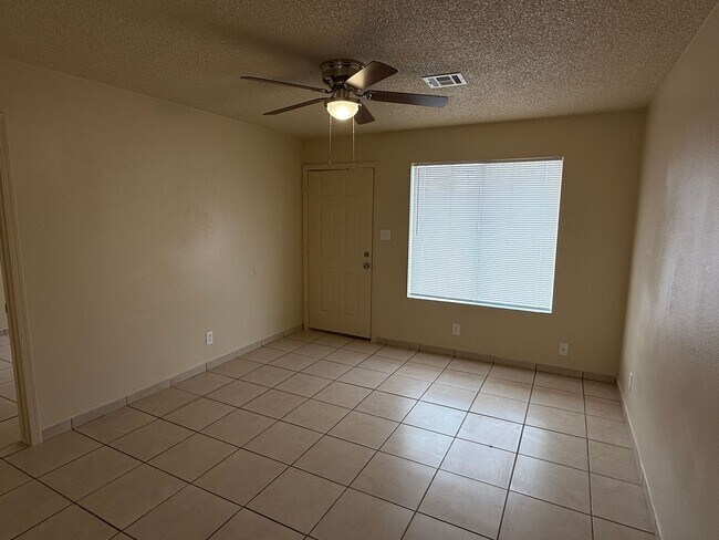 Foto del edificio - 2 Bedroom Fourplex on a Corner Lot with Large Yard