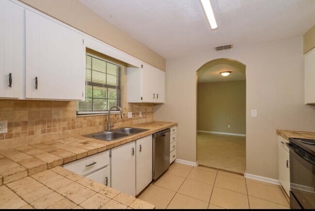 Foto del edificio - 884 Rayston St