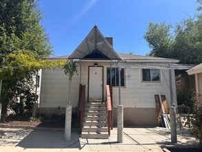 Building Photo - 628 S University St