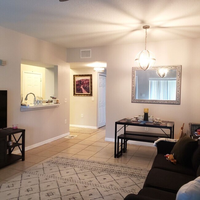 Building Photo - Villages Of Bloomingdale Condo