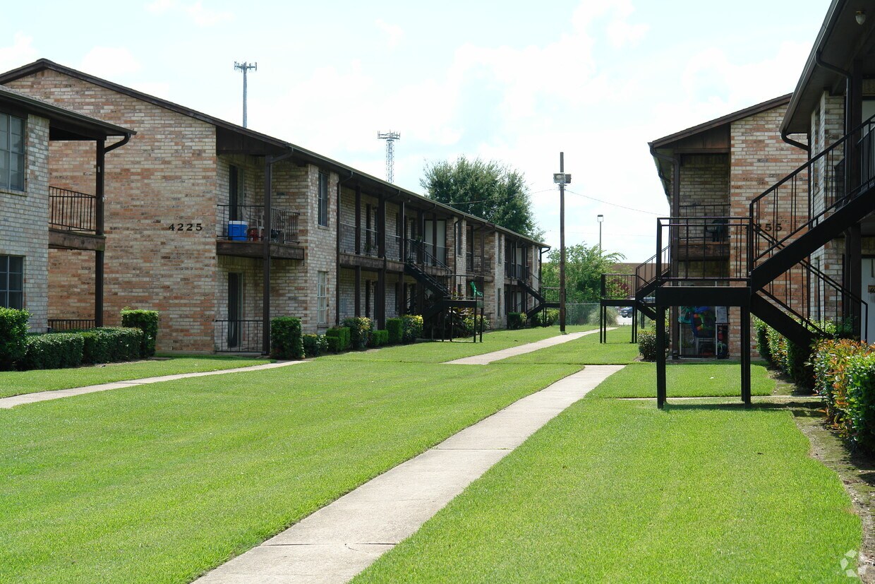 Foto del edificio - 4215-4235 Crow Rd