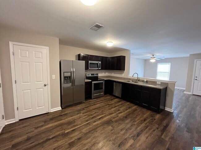 Building Photo - 752 The Heights Ln