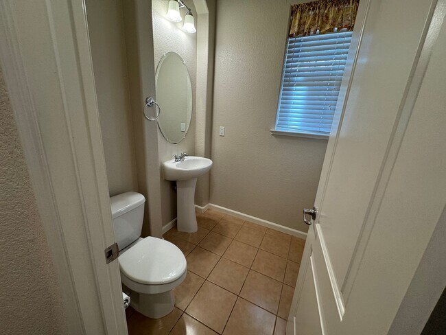 Foto del edificio - 4 Bedroom, 3 car garage- Foothills at Wingfield Springs. Pets welcome!