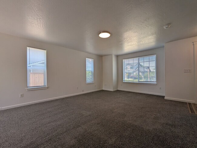 Building Photo - Nice 3 bed/1.5 bath duplex with fenced-in yard and 1 car garage