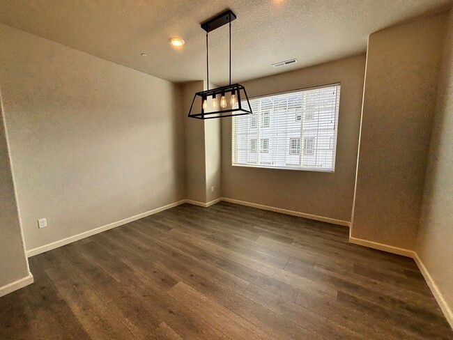 Building Photo - River Terrace Townhome available now!!