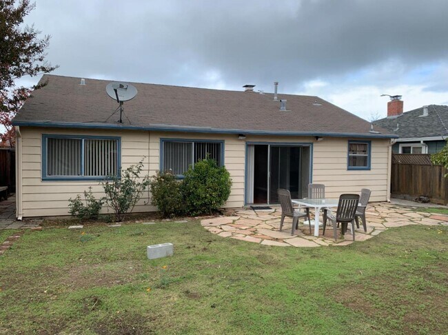 Building Photo - 1564 Hemlock Ave