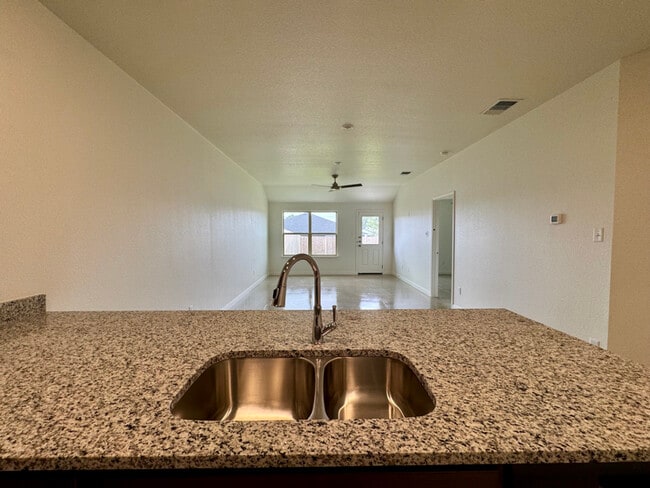 Foto del edificio - 914 Switchgrass Dr