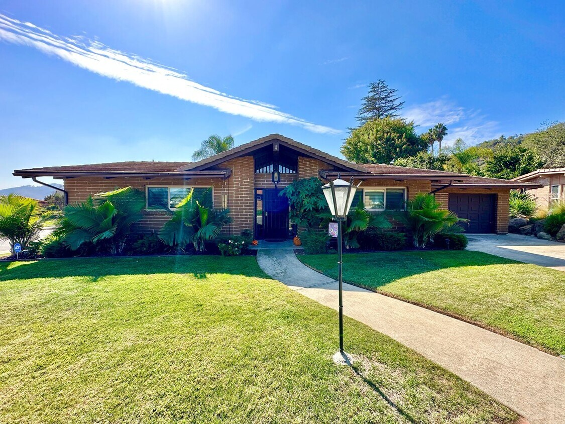 Primary Photo - Beautifully Appointed & Fully Furnished, S...
