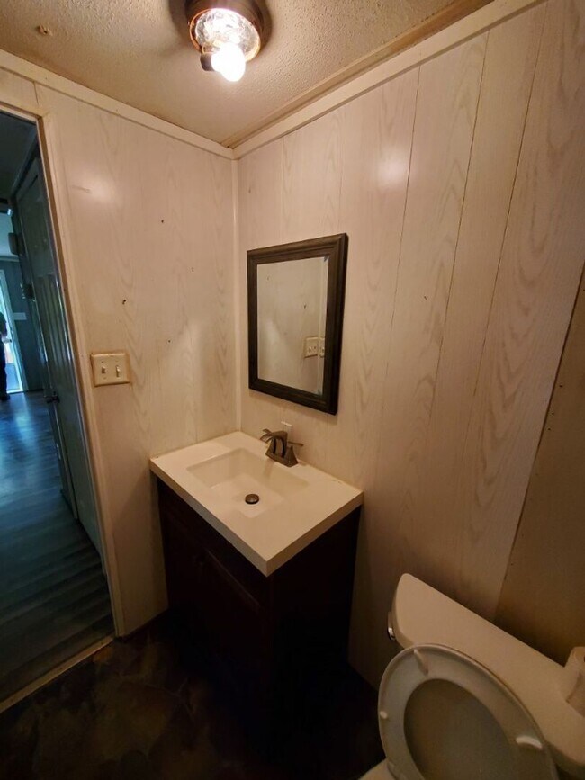 Foto del edificio - 3bd/2bath on 5 Acres located in Wartburg Tn