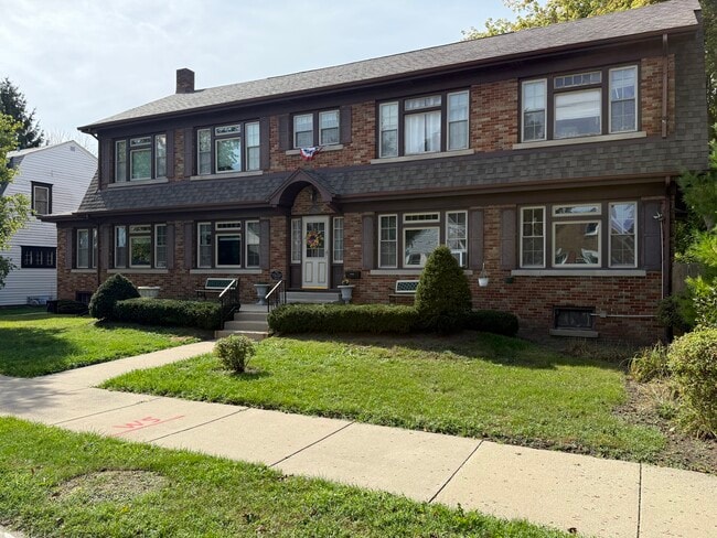 Building Photo - 2040 Quincy Ave
