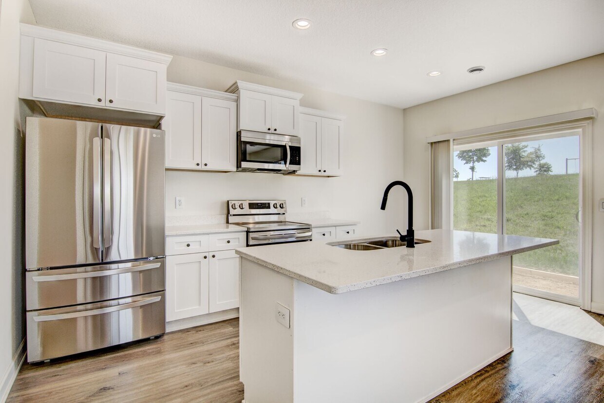 Foto principal - 3 Bedroom Town Home